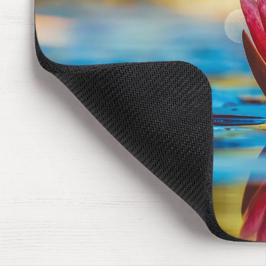 Hübsches Foto einer Lotus-Blume in einem Teich Mousepad (Ecke)
