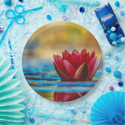 Hübsches Foto einer Lotus-Blume in einem Teich Pappteller (Party)