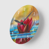 Hübsches Foto einer Lotus-Blume in einem Teich Runde Wanduhr (Winkel)