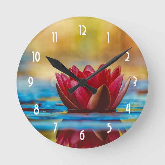 Hübsches Foto einer Lotus-Blume in einem Teich Runde Wanduhr (Vorderseite)