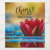 Hübsches Foto einer Lotus-Blume in einem Teich Weinetikett (Einzelnes Label)