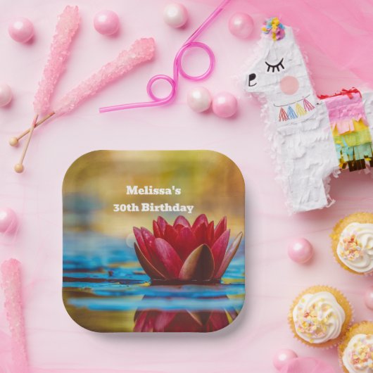 Hübsches Foto einer Lotus-Blume in einem Teich zum Pappteller (Party)