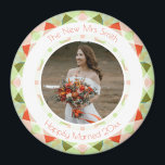 Hübsches Geschenk für Grüne Hochzeit Keepake Foto Magnet<br><div class="desc">Hübsche Green und Red Wedding Keepake Foto Geschenkmagnete. Im Frühling und Sommer Farben Grün und Pastellzucker rosa und leuchtend rot . Ein zeitgemäßer geometrischer Rundrahmen im Frühling und Sommer umgibt das Bild in der Mitte. Ersetzen Sie das Foto auf diesem preisgünstigen Kühlschrankmagnet durch ein Foto Ihrer eigenen Hochzeitsfeier. Im Text...</div>
