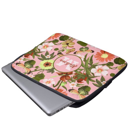 Hübsches, gürtelrosafarbenes Monogramm-Muster Laptopschutzhülle (Vorne Knopf)