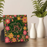 Hübsches inspirierendes Blumenangebot Fotoplatte<br><div class="desc">Inspirationsfreude im Journey Easel Plaque - hübsche, skurrile und stilvolle Kunstwerke mit einem dunklen Hintergrund, der mit rosa und gelben Blumen geschmückt ist und zum inspirier und Aufstieg geschaffen wurde. Die farbenfrohe, hübsche Blumengestaltung verleiht Ihrem Tag ein angenehmes Ambiente. Diese spaßigen Easel-Plakate machen große inspirierende Keepsakes für Familie, Freunde, Kollegen,...</div>