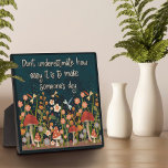 Hübsches inspirierendes Tagesangebot Fotoplatte<br><div class="desc">Inspiration floral Easel Plaque - hübsche, skurrile und stilvolle Kunstwerke mit einem dunklen Hintergrund mit rosa und gelben Blumen, geschaffen, um inspirieren und hochzuheben. Die farbenfrohe, hübsche Blumengestaltung verleiht Ihrem Tag ein angenehmes Ambiente. Diese spaßigen Easel-Plakate machen große inspirierende Keepsakes für Familie, Freunde, Kollegen, Lehrer, etc.. Modernere, blumige und motivierend...</div>