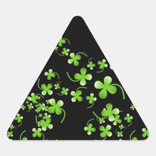 Hübsches Kleeblatt-Muster, grün auf schwarzem Zube Dreieckiger Aufkleber (Vorderseite)