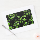 Hübsches Kleeblatt-Muster, grün auf schwarzem Zube Rechteckiger Aufkleber (Umschlag)