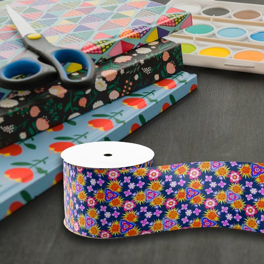 Hübsches Kunsthandwerk mit blauem Boho-Blumenmuste Ripsband