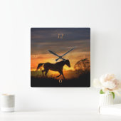 Hübsches Laufpferd in einem südwestlichen Sonnenau Quadratische Wanduhr (Zuhause)