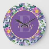 Hübsches Lila Blue Florals Monogram Große Wanduhr (Vorderseite)