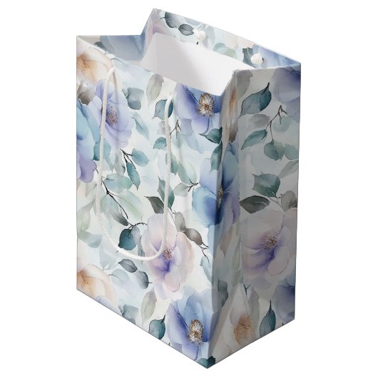 Hübsches Lila Lavendel Weißes Blume Brautparty Mittlere Geschenktüte (Vorderseite Schrägansicht)