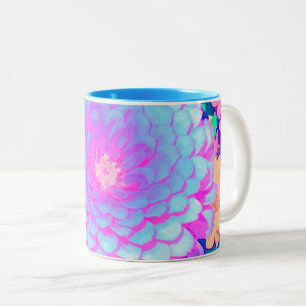 Hübsches Lila und rosa Zinnia im Sommergarten Zweifarbige Tasse