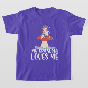 Hübsches Mädchen auf einem Pilz, meine Oma liebt T-Shirt