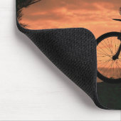 Hübsches Mädchen, das bei Sonnenuntergang mit dem Mousepad (Ecke)