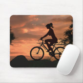 Hübsches Mädchen, das bei Sonnenuntergang mit dem  Mousepad (Mit Mouse)