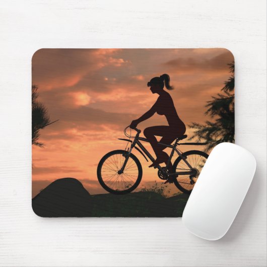 Hübsches Mädchen, das bei Sonnenuntergang mit dem  Mousepad (Mit Mouse)