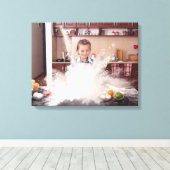 Hübsches Mädchen in einer chaotischen Küche Leinwanddruck (Insitu (Holzboden))