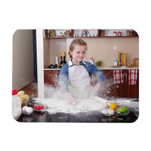 Hübsches Mädchen in einer chaotischen Küche Magnet (Horizontal)