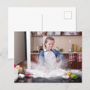 Hübsches Mädchen in einer chaotischen Küche Postkarte