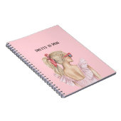 Hübsches Mädchen mit Blondhaar in Rosa Notizblock (Rechte Seite)