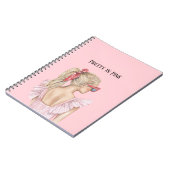 Hübsches Mädchen mit Blondhaar in Rosa Notizblock (Linke Seite)