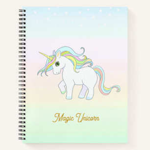 Hübsches magisches Einhorn auf Notebook mit Pastel Notizblock