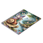 Hübsches Märchenland mit niedlicher Schnecke und S Notizblock (Linke Seite)