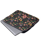 Hübsches modernes dunkles Blumenmuster Monogramm Laptopschutzhülle (Vorne Knopf)