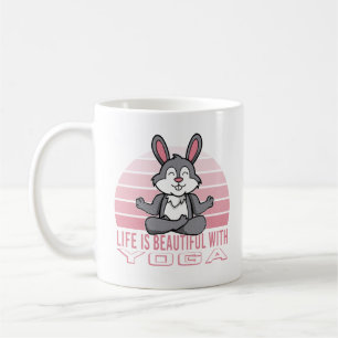 Hübsches niedliches Kaninchen, das Yoga macht, lus Kaffeetasse