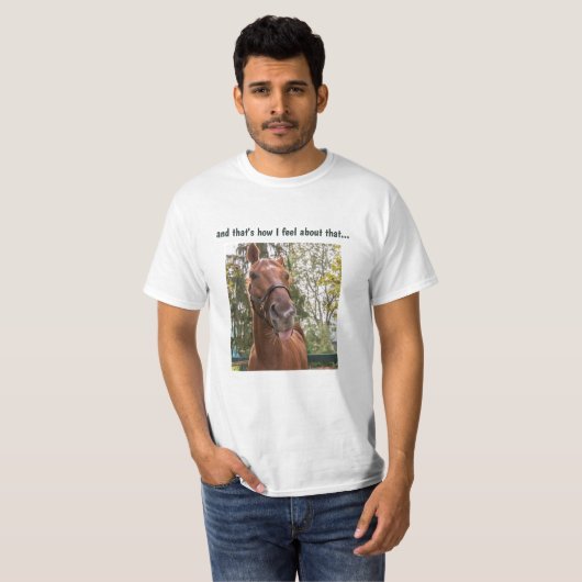 Hübsches Pferd, das die Zunge heraushält T-Shirt (Vorne ganz)