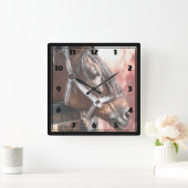 Hübsches Pferd in einem sonnigen Stall Quadratische Wanduhr (Zuhause)