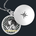 Hübsches Retro-Muster Schwarzes Muster Foto Medaillon<br><div class="desc">Hübsche Retro-Blumenrahmen eines Ihrer Lieblings-Fotos mit Zitat "Live Lagh Liebe" oder Ihre eigene individuelle Nachricht auf goldfarbenen Band.</div>