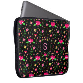 Hübsches rosa Blumenmuster auf schwarzem Monogramm Laptopschutzhülle (Vorne Rechts)