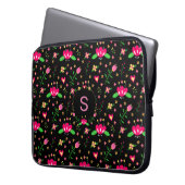 Hübsches rosa Blumenmuster auf schwarzem Monogramm Laptopschutzhülle (Vorderseite Links)