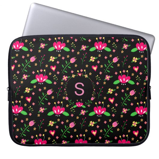 Hübsches rosa Blumenmuster auf schwarzem Monogramm Laptopschutzhülle (Vorderseite)