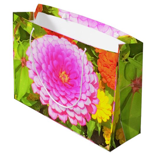 Hübsches Round Pink Zinnia im Sommergarten Große Geschenktüte (Rückseite Schrägansicht)