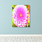 Hübsches Round Pink Zinnia im Sommergarten Leinwanddruck (Insitu (Holzboden))