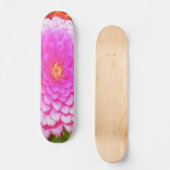 Hübsches Round Pink Zinnia im Sommergarten Skateboard (Vorderseite)