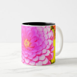 Hübsches Round Pink Zinnia im Sommergarten Zweifarbige Tasse