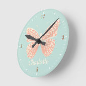 Hübsches Schmetterlingsmädchen Runde Wanduhr (Winkel)