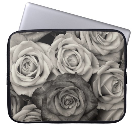 Hübsches Schwarz-Weiß-Rosen-Bouquet mit Blume Laptopschutzhülle (Vorderseite)