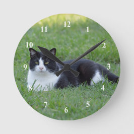 Hübsches Schwarz-Weiß-Tuxedo-Kat-Foto Runde Wanduhr