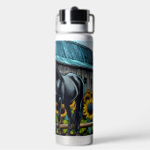 Hübsches Schwarzes Pferd und rustikaler Stall mit  Trinkflasche (Hinten)