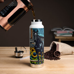 Hübsches Schwarzes Pferd und rustikaler Stall mit Trinkflasche