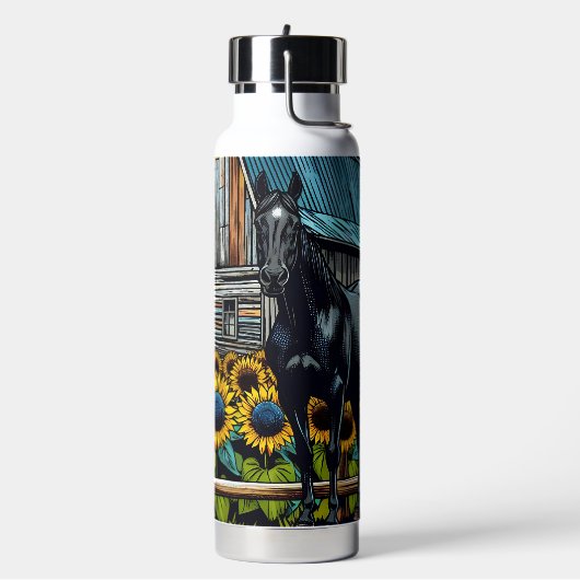 Hübsches Schwarzes Pferd und rustikaler Stall mit  Trinkflasche (Links)