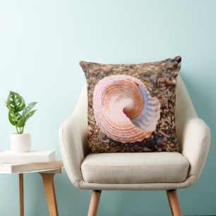 Hübsches Seashell am Rocky Beach mit benutzerdefin Kissen