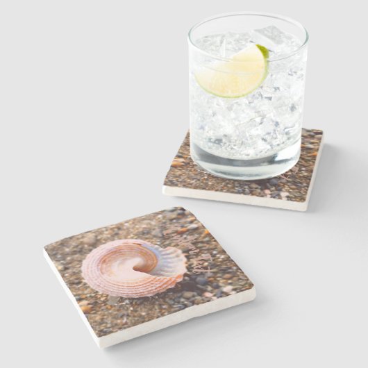 Hübsches Seashell am Rocky Beach mit benutzerdefin Steinuntersetzer (Seitenansicht)