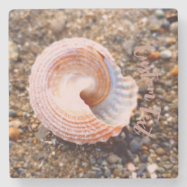 Hübsches Seashell am Rocky Beach mit benutzerdefin Steinuntersetzer