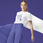Hübsches Skorpio Astrologie Zeichen Custom Geburts T-Shirt<br><div class="desc">Dieser hübsche lila und Lavendel-Scorpio-T - Shirt zeigt Ihr astrologisches Zeichen aus dem Zodiac in einem schönen Funkeln wie die Sternbilder. Passen Sie dieses niedliche,  personalisierte Geschenk mit Ihrem Namen in einem wunderschönen kursiven Skript für jemanden mit einem späten Oktober oder Anfang November Geburtstag an.</div>